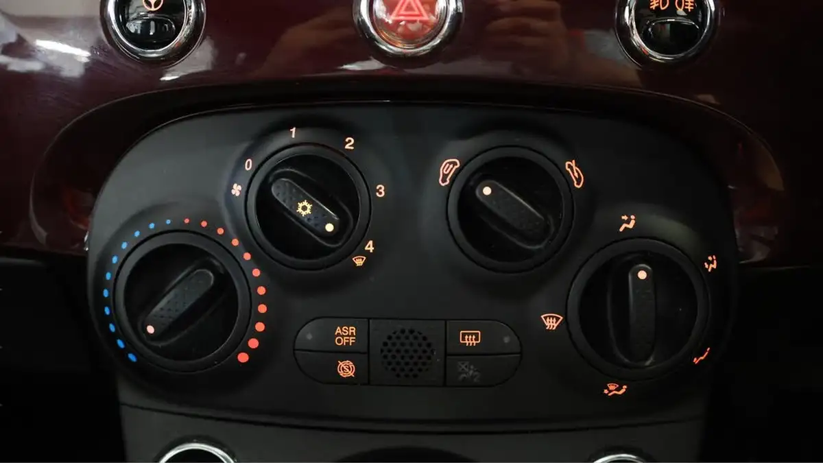 2020-fiat-500-10-lounge-big-12
