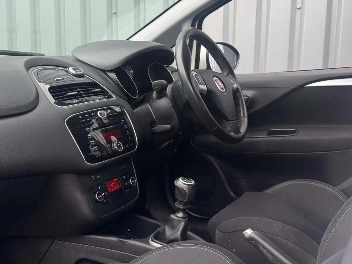 2016-fiat-punto-14-easy-5d-big-12