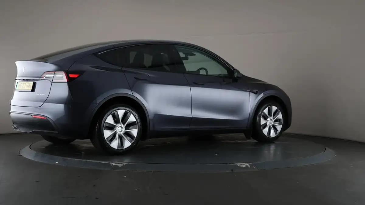 2023-tesla-model-y-e-long-range-big-66
