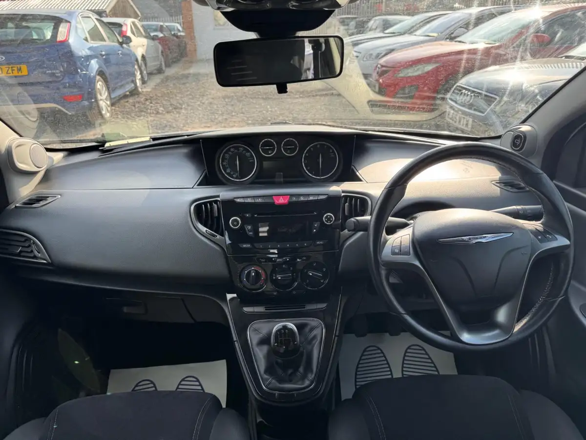 2011-chrysler-ypsilon-12-s-big-21