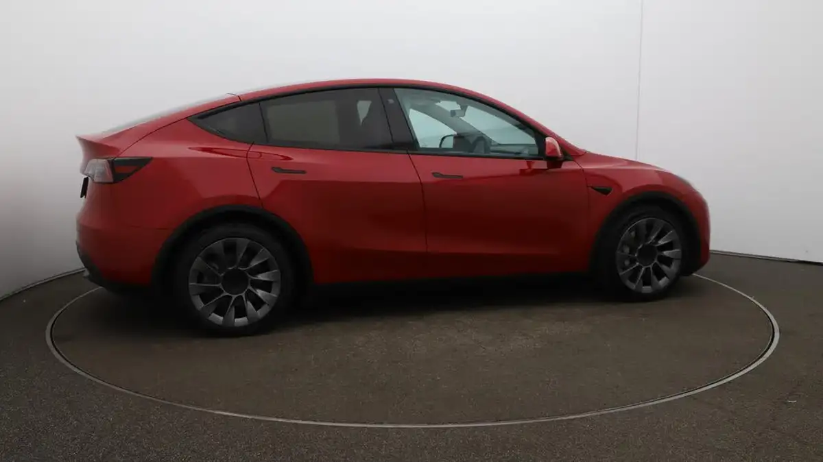 2022-tesla-model-y-e-long-range-big-41