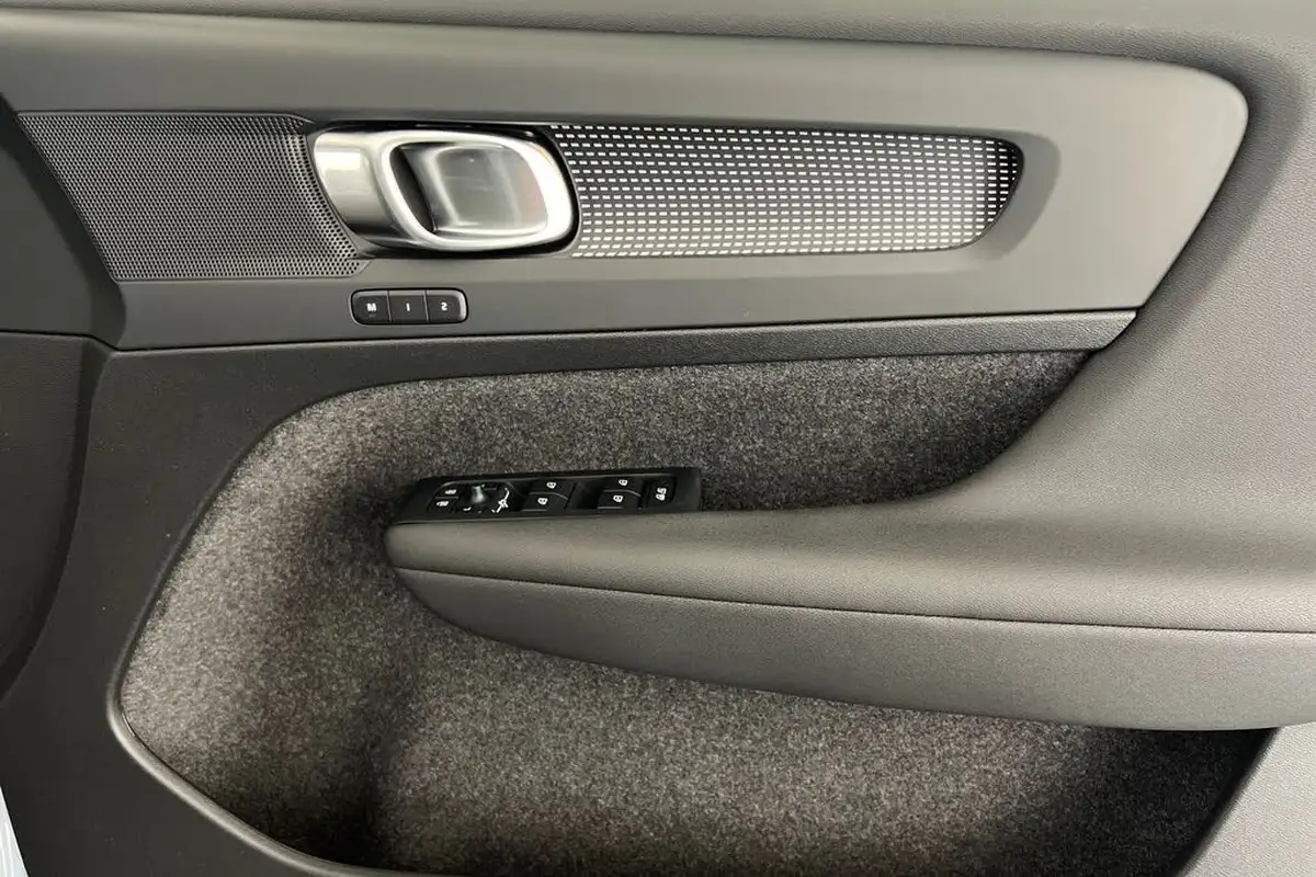 2024-volvo-xc40-big-33