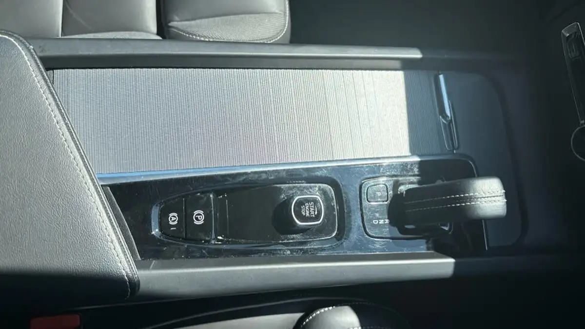 2022-volvo-xc60-20-b5-r-design-big-49