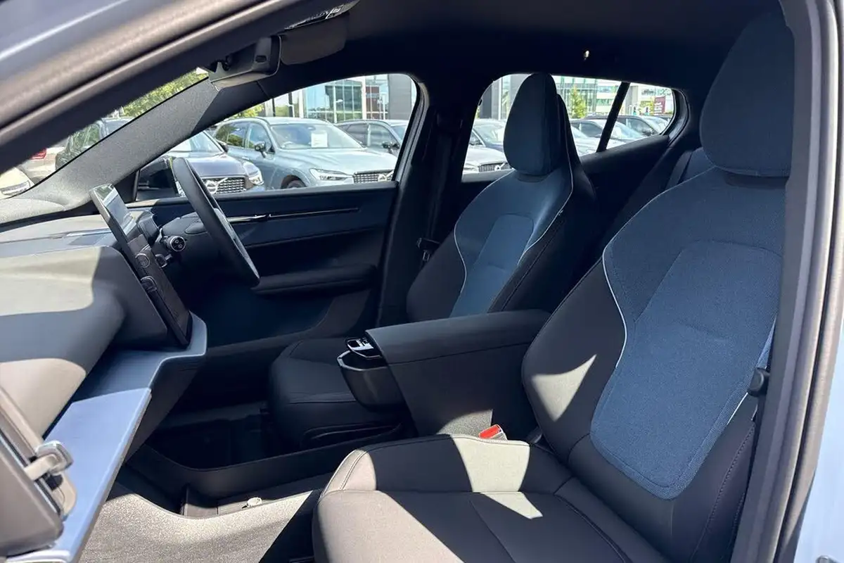 2025-volvo-ex30-e-twin-plus-big-26
