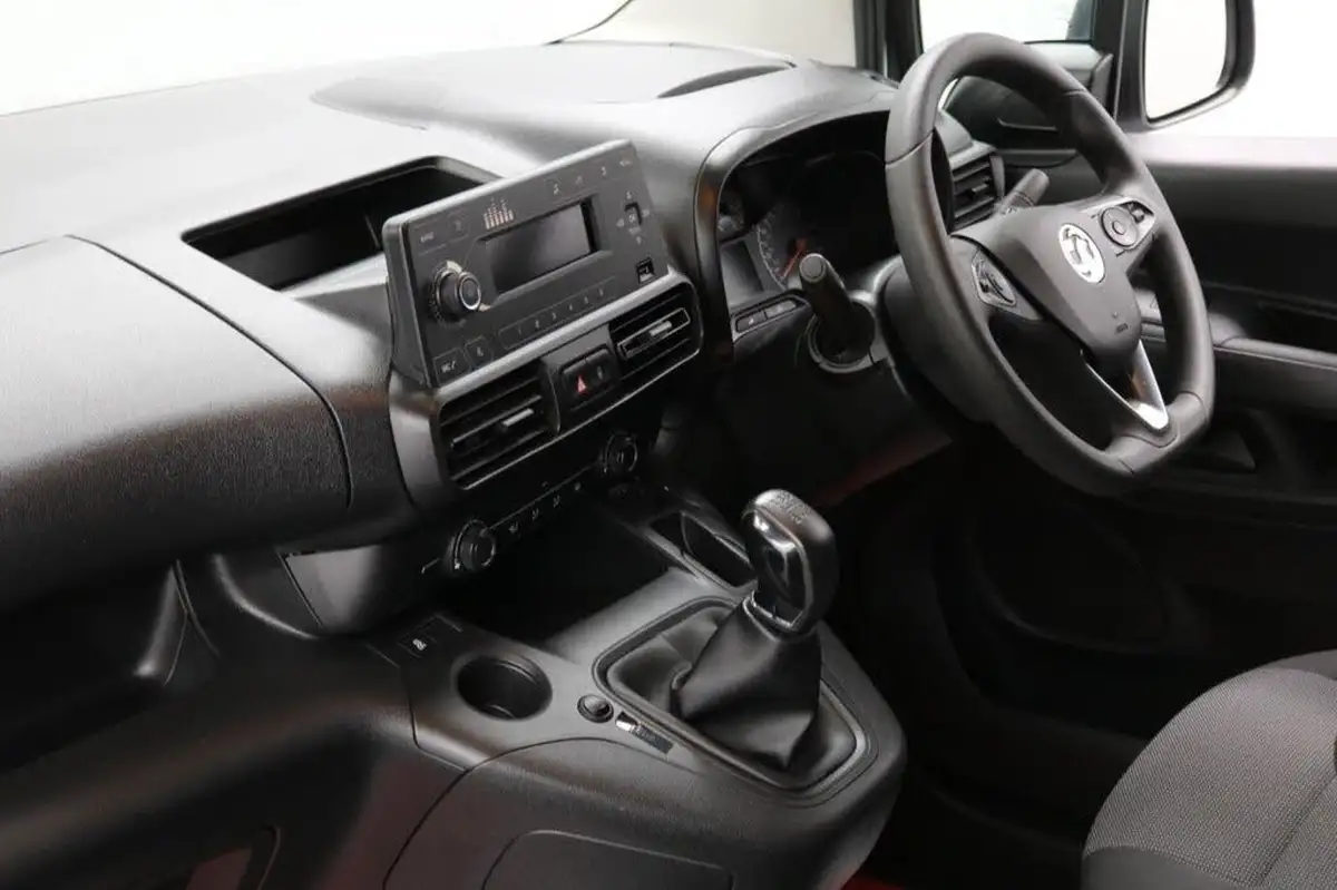 2020-vauxhall-combo-15cdti-sportive-2300-100pseu6d-t-l2h1-panel-big-1