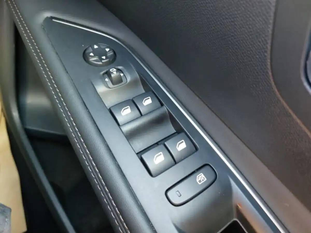 2024-peugeot-3008-suv-12-puretech-gt-136ps-hybrid-e-dsc6-big-11