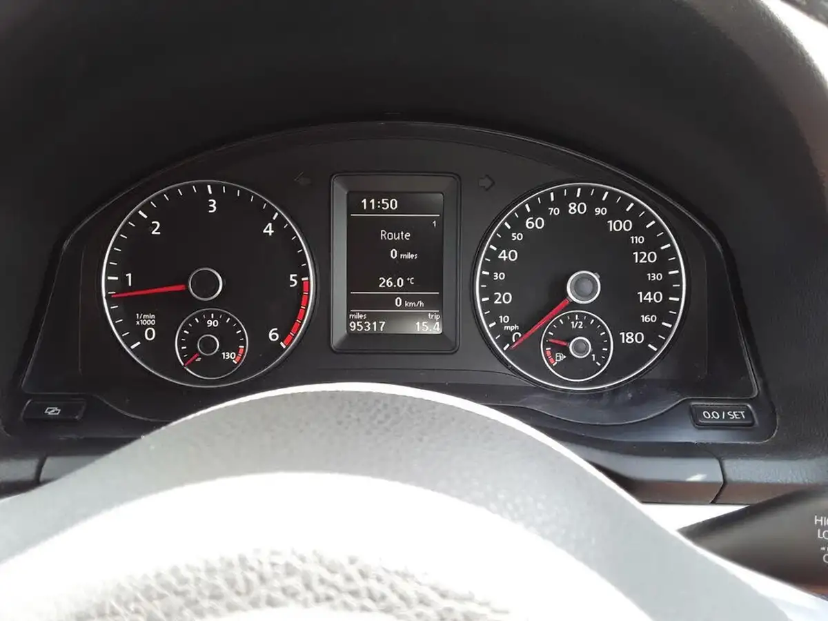 2011-volkswagen-scirocco-20td-gt-170ps-cr-dsg-big-11