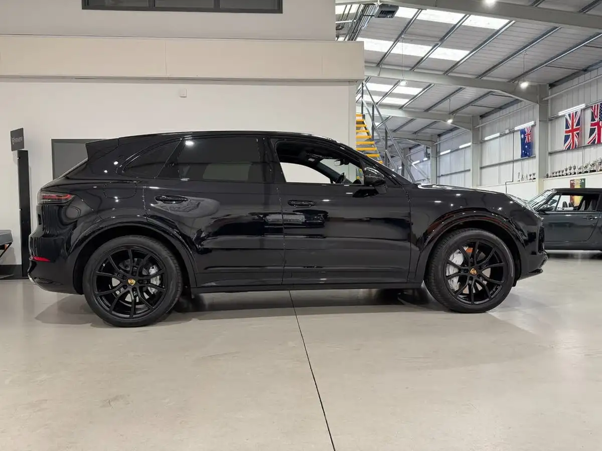 2022-porsche-cayenne-40-v8-turbo-station-wagon-big-1
