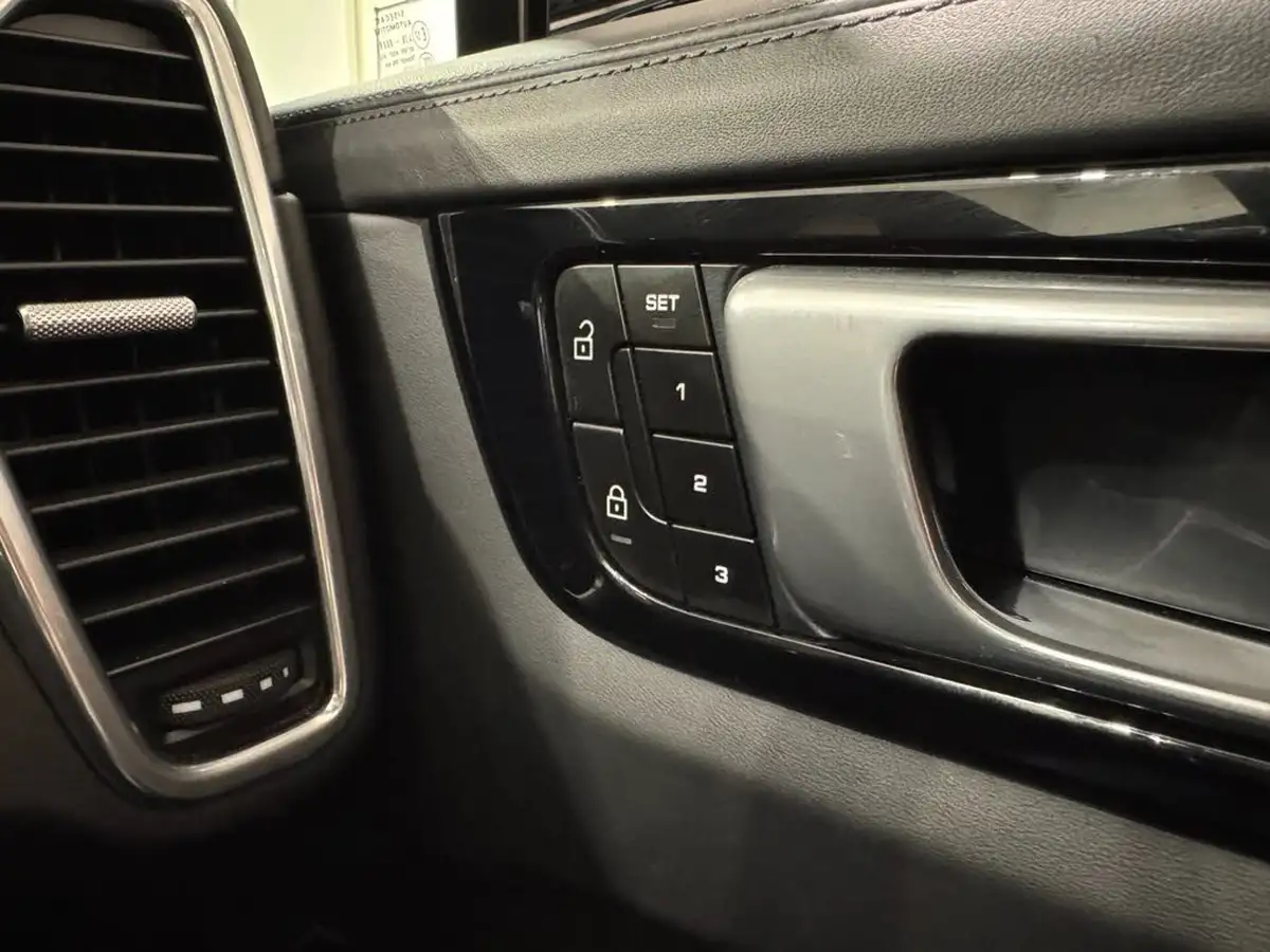 2022-porsche-cayenne-40-v8-turbo-station-wagon-big-25