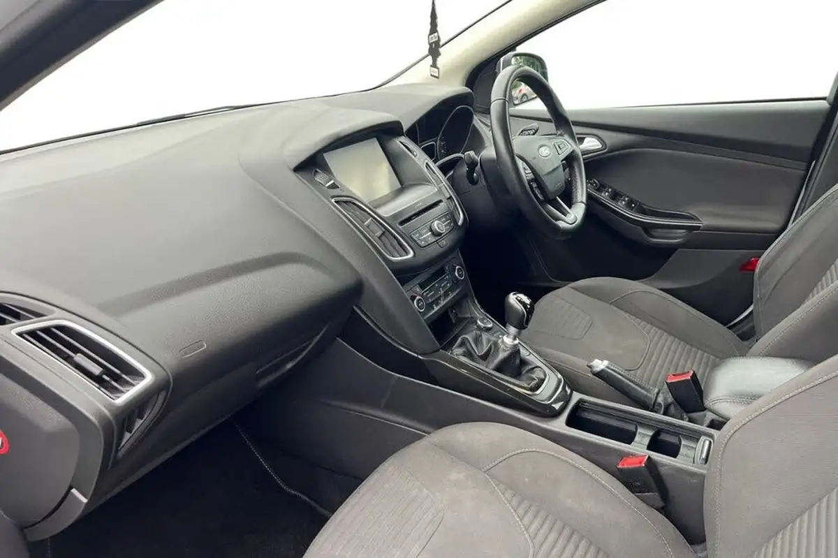 2015-ford-focus-15tdci-titanium-hatchback-big-10
