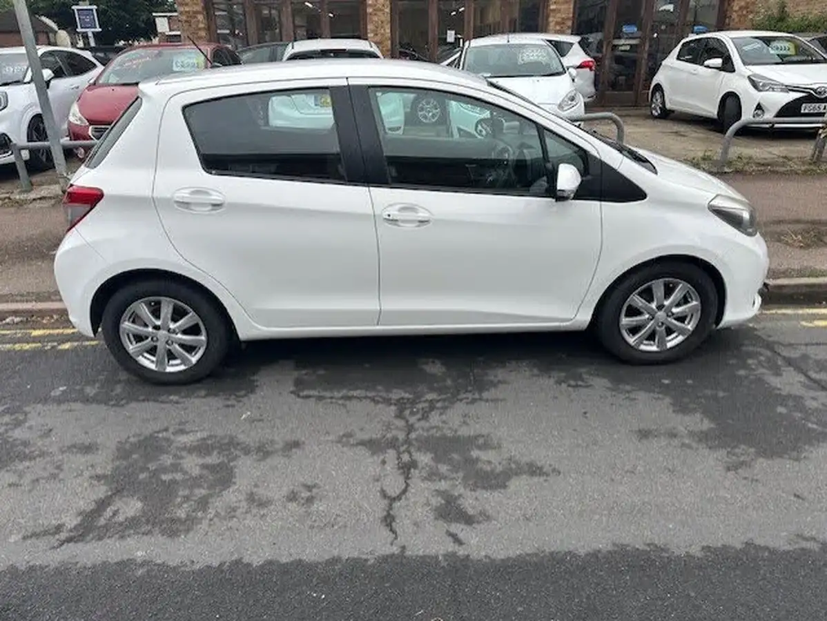 2013-toyota-yaris-133-tr-vvt-i-5d-big-1
