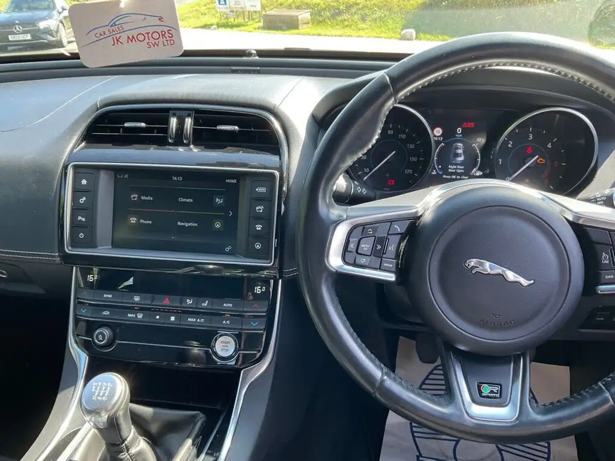 2016-jaguar-xe-20d-r-sport-180ps-big-32