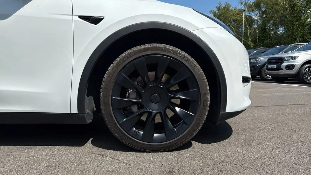 2023-tesla-model-y-e-long-range-big-19