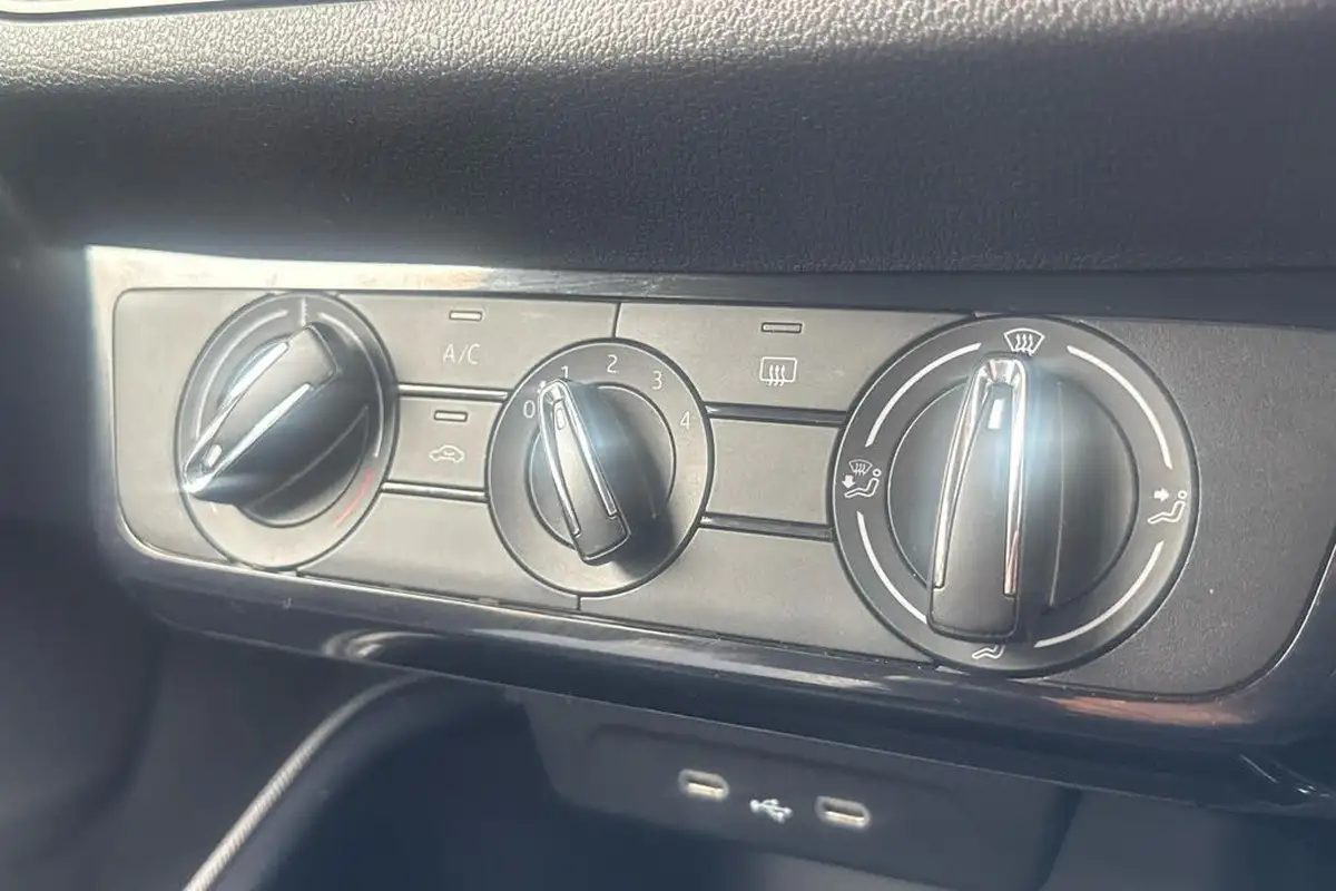 2023-skoda-fabia-10-mpi-colour-edition-big-9