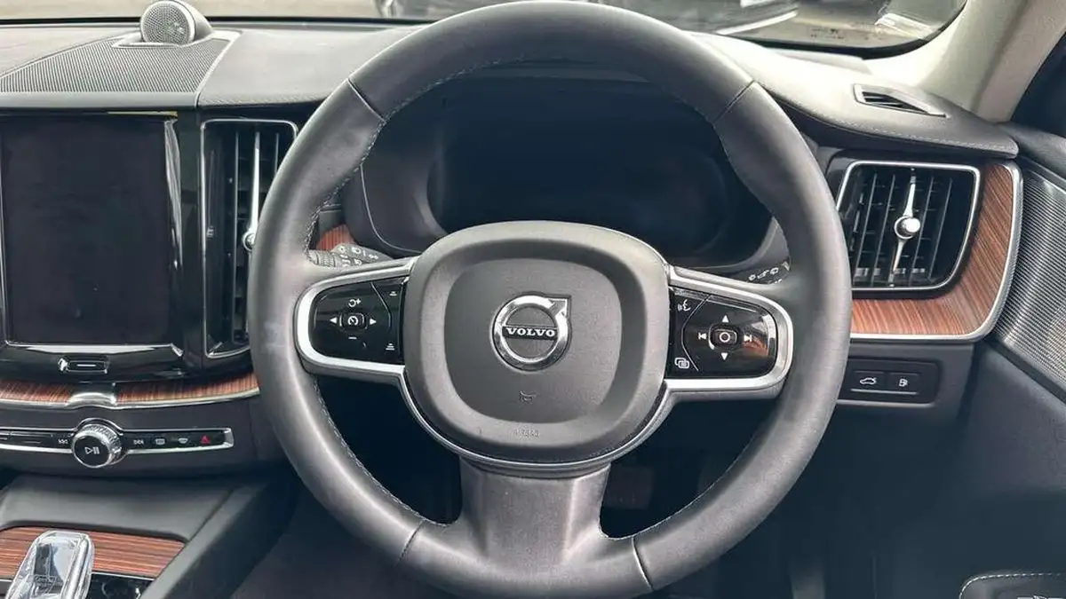 2024-volvo-xc60-20-t8-ultimate-dark-big-9