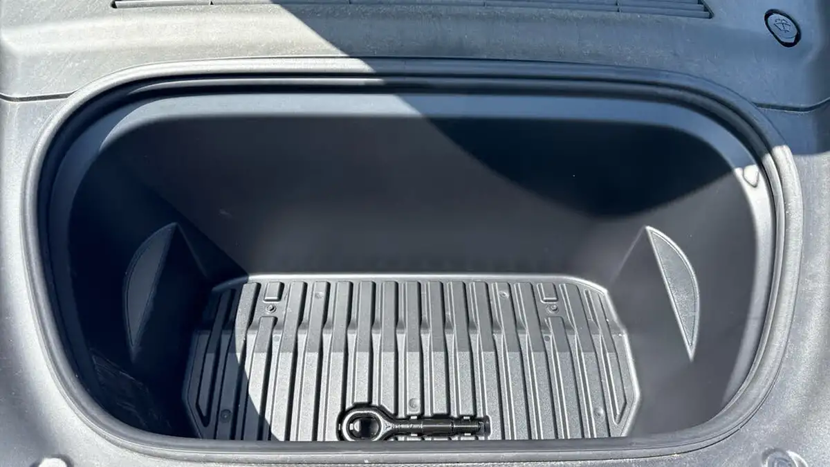 2023-tesla-model-y-e-long-range-big-15