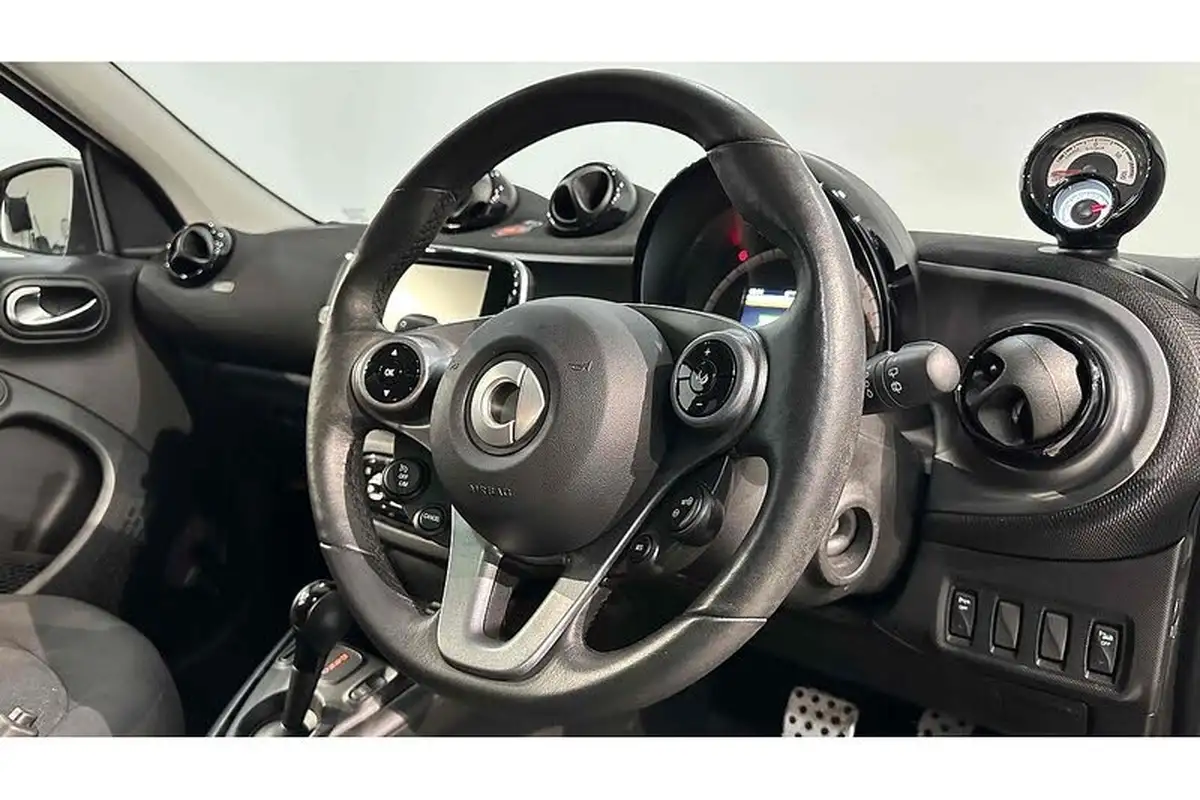 2021-smart-forfour-eq-premium-big-31