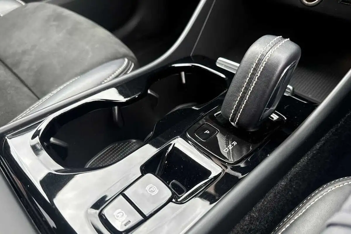 2020-volvo-xc40-20-b4-r-design-awd-big-12