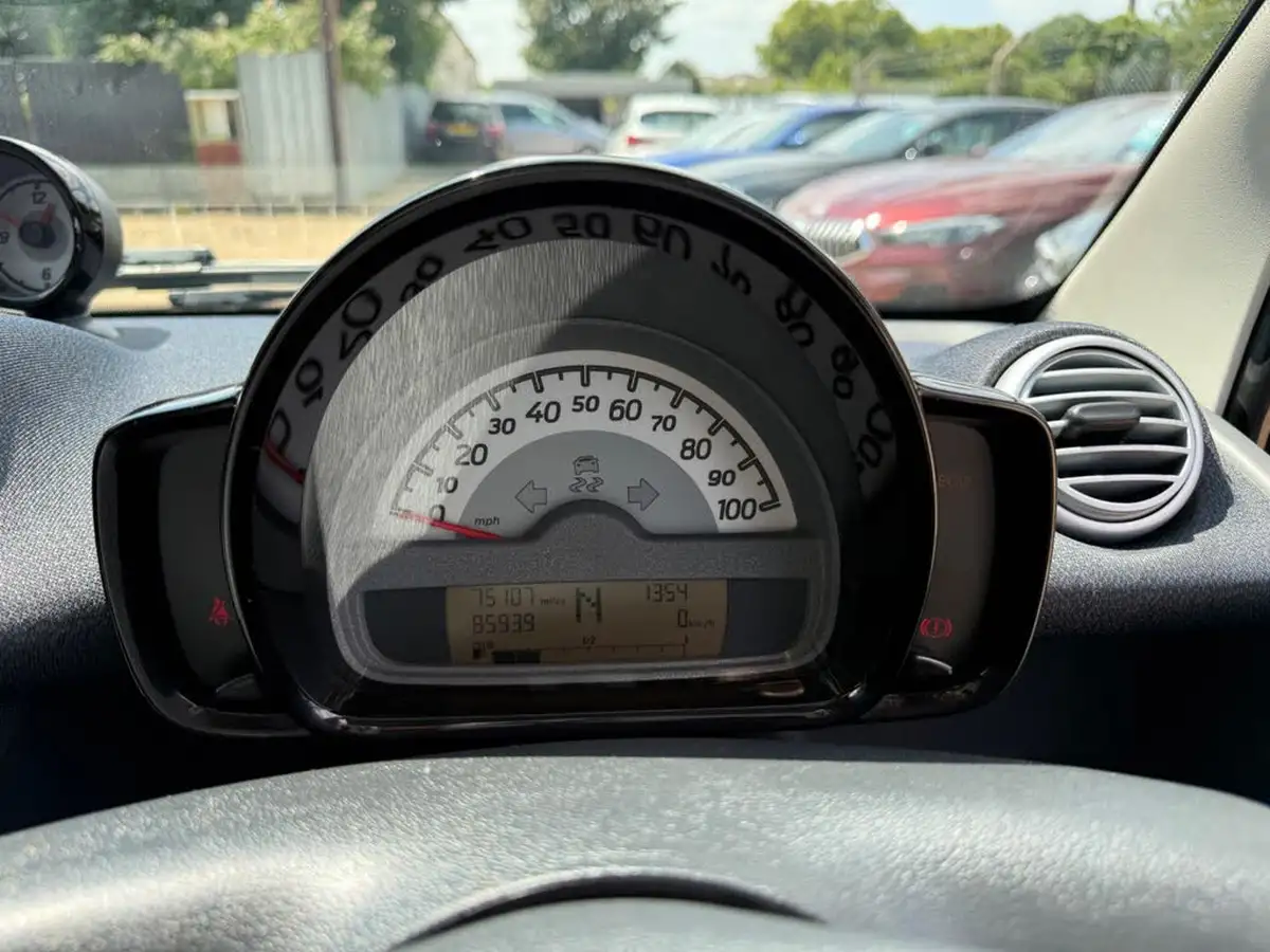 2013-smart-fortwo-10-edition-21-coupe-big-15