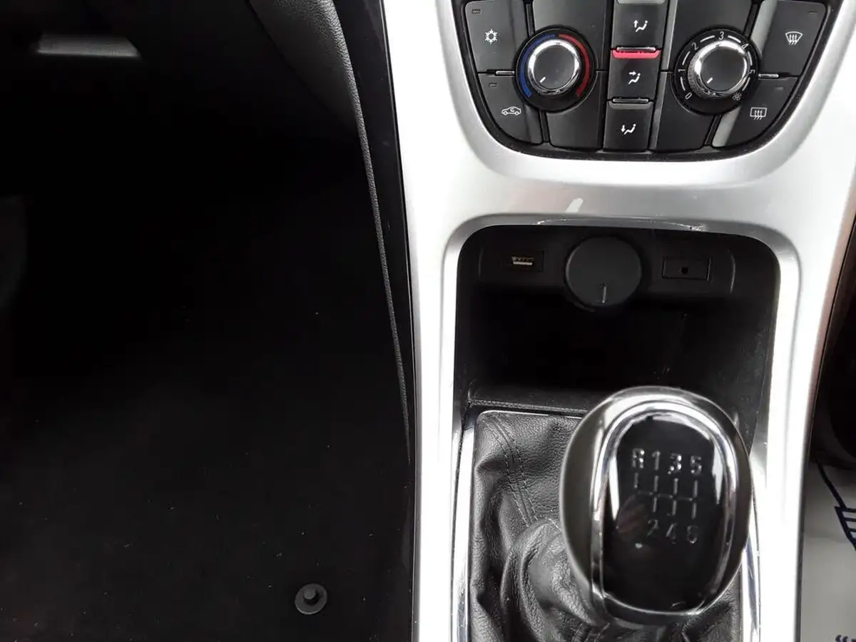 2015-vauxhall-gtc-16cdti-sri-16v-110ps-big-15