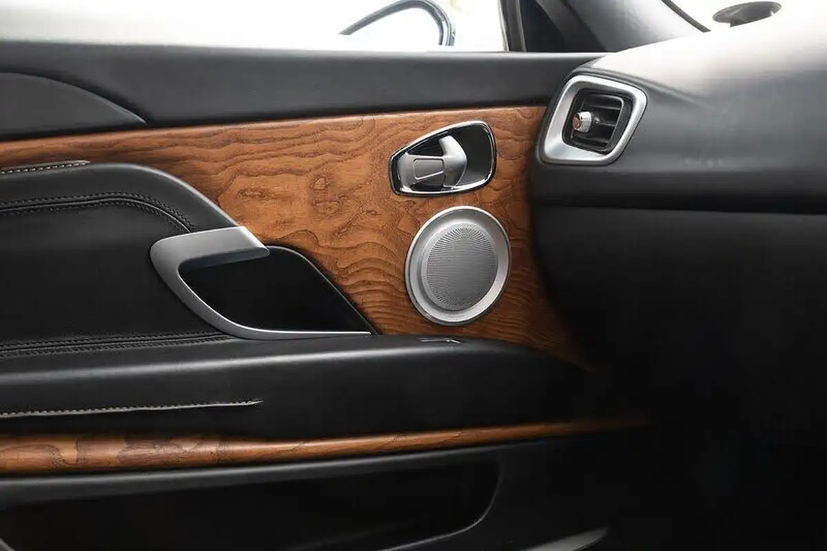 2016-aston-martin-db11-52-v12-launch-edition-big-15
