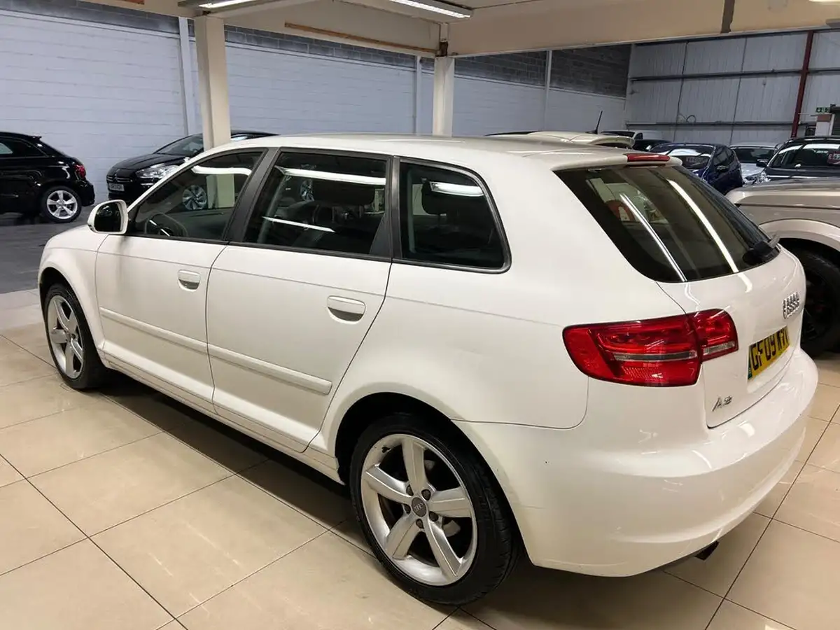 2009-audi-a3-16-se-sportback-5d-big-4