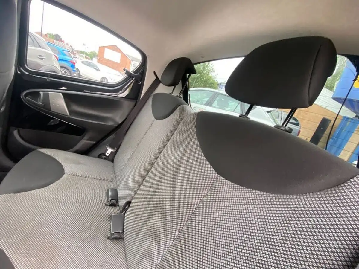 2012-toyota-aygo-10-aygo-fire-5d-big-17
