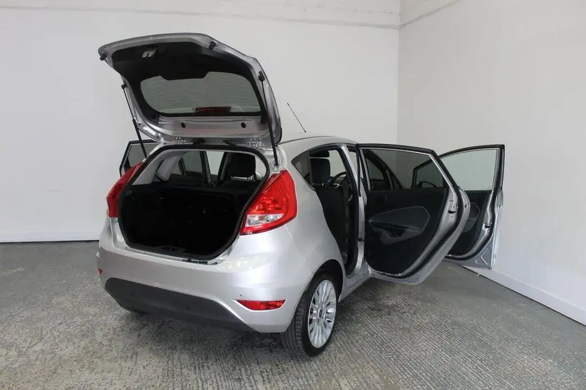 2011-ford-fiesta-16td-titanium-dpf-5d-big-19