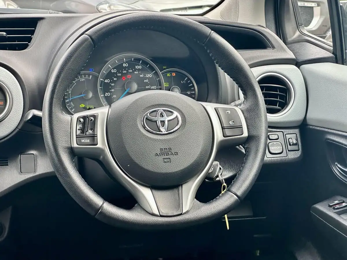 2012-toyota-yaris-15-vvt-i-t4-big-46
