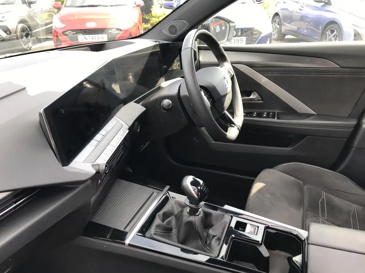 2024-vauxhall-astra-12-turbo-ultimate-130ps-hatchback-big-4