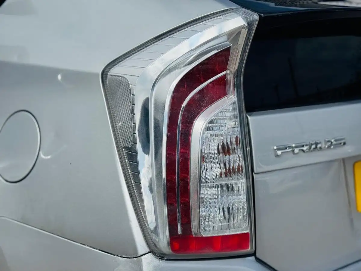 2014-toyota-prius-hybrid-big-11