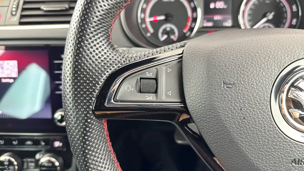 2019-skoda-octavia-20tdi-vrs-4x4-scr-hatchback-big-21