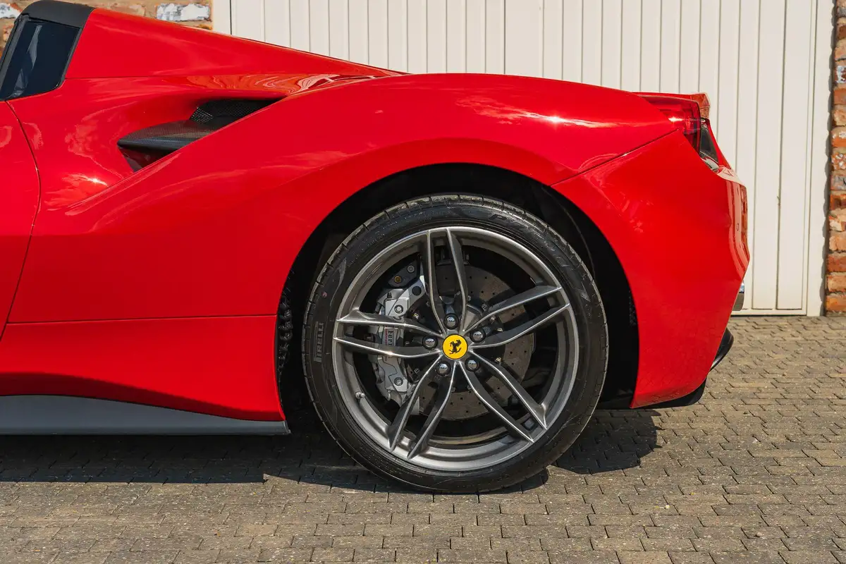 2017-ferrari-488-39-488-spider-big-12