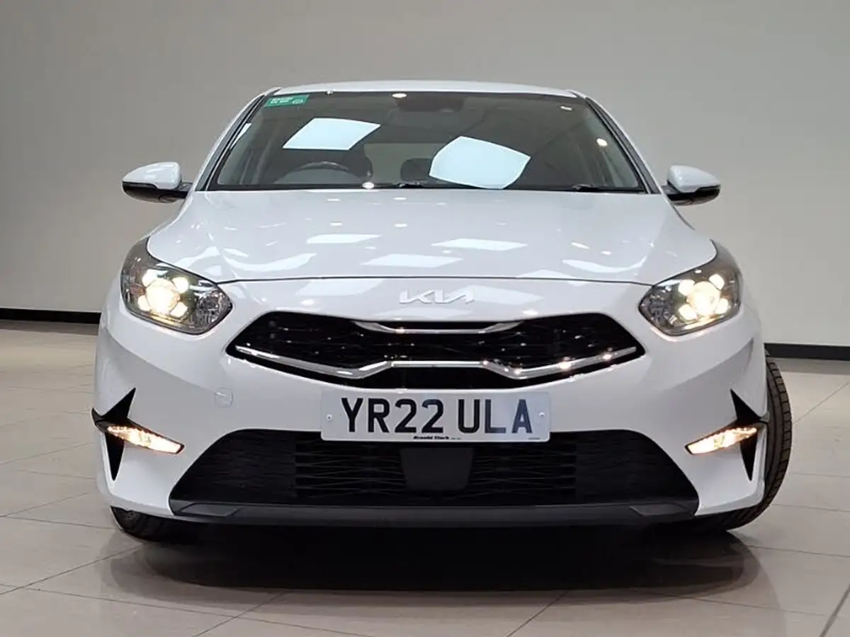 2022-kia-ceed-15-t-gdi-3-hatchback-big-18