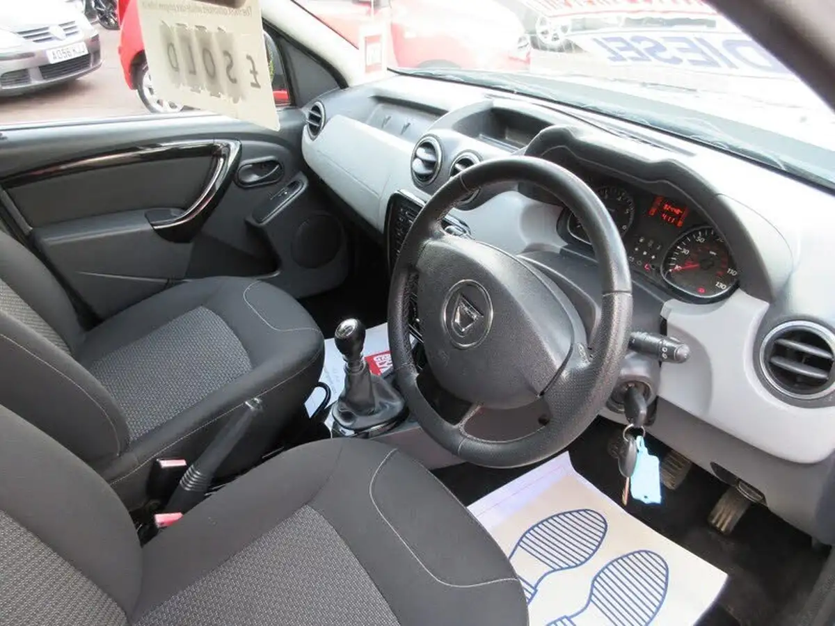 2013-dacia-duster-15d-laureate-107bhp-big-8