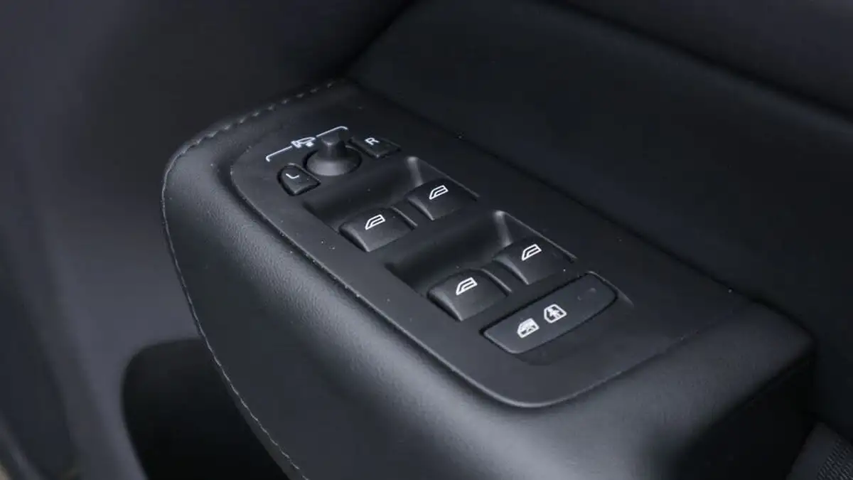 2024-volvo-xc60-20-b5-plus-big-22