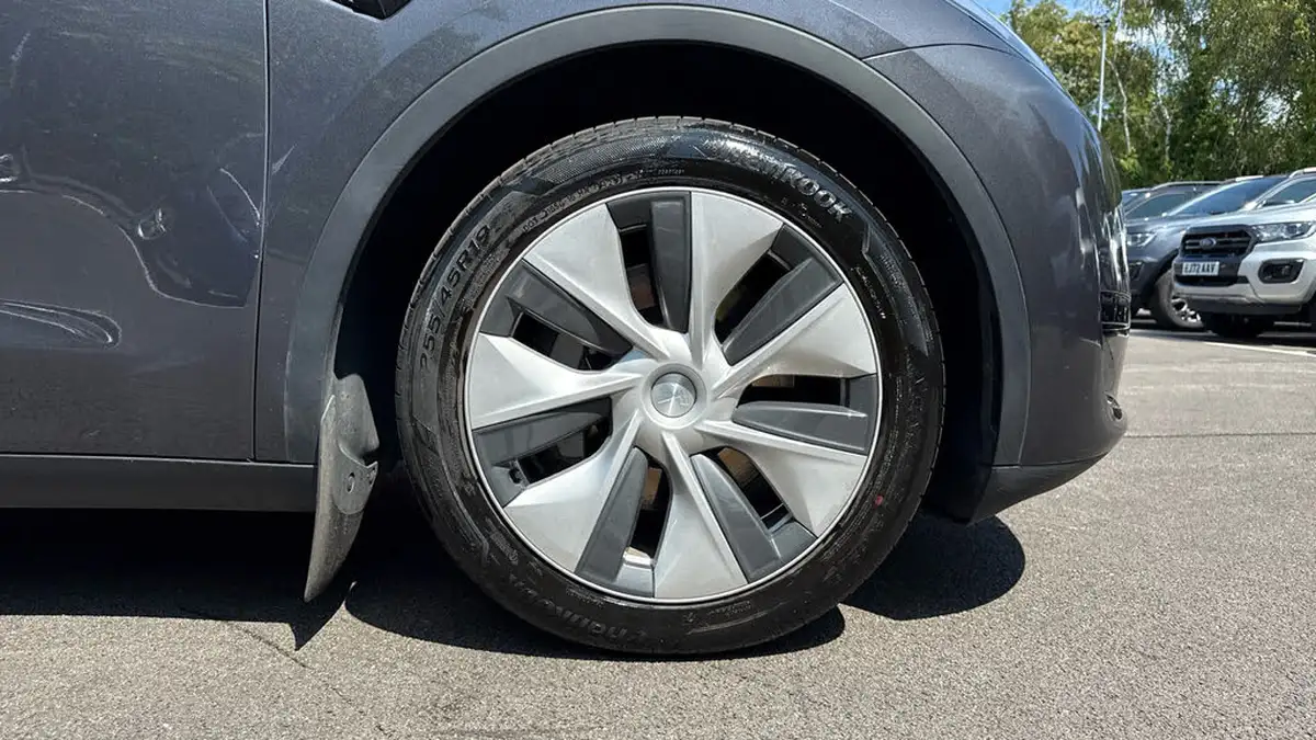 2023-tesla-model-y-e-rwd-big-19