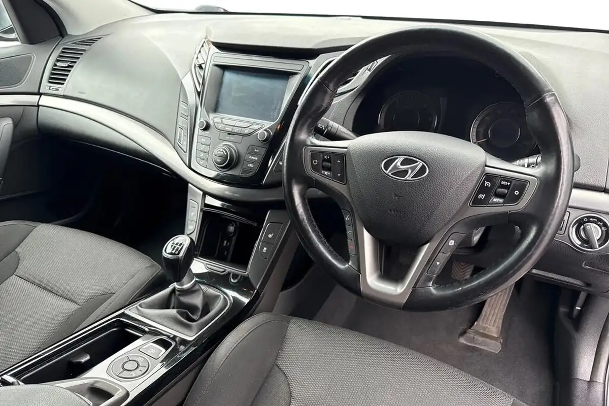 2017-hyundai-i40-17crdi-se-nav-141ps-tourer-5d-big-17