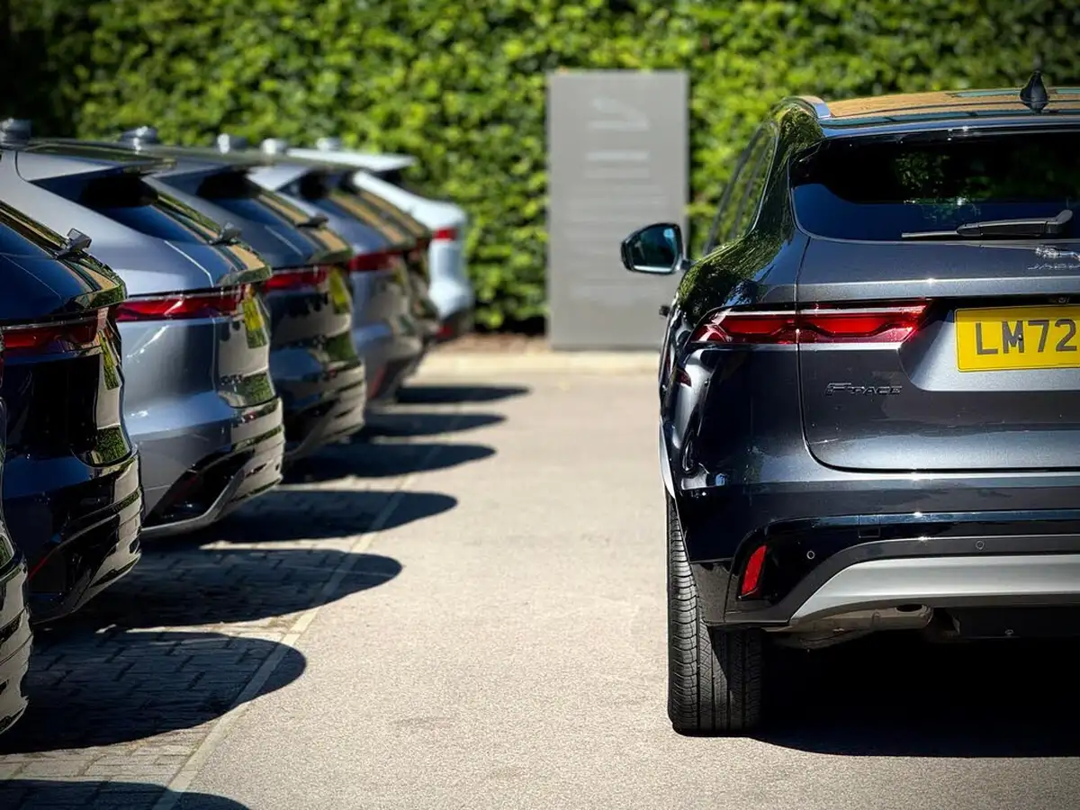 2022-jaguar-f-pace-20-p250-r-dynamic-se-big-12