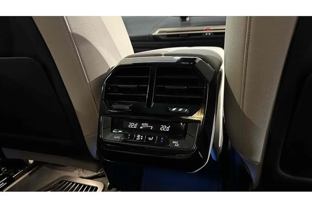 2022-bmw-ix-e-xdrive-40-m-sport-big-29