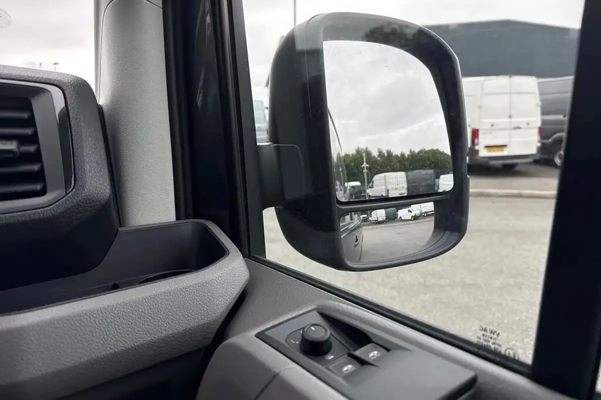 2025-volkswagen-crafter-20tdi-cr35-mwb-commerce-plus-140pseu6d-big-19