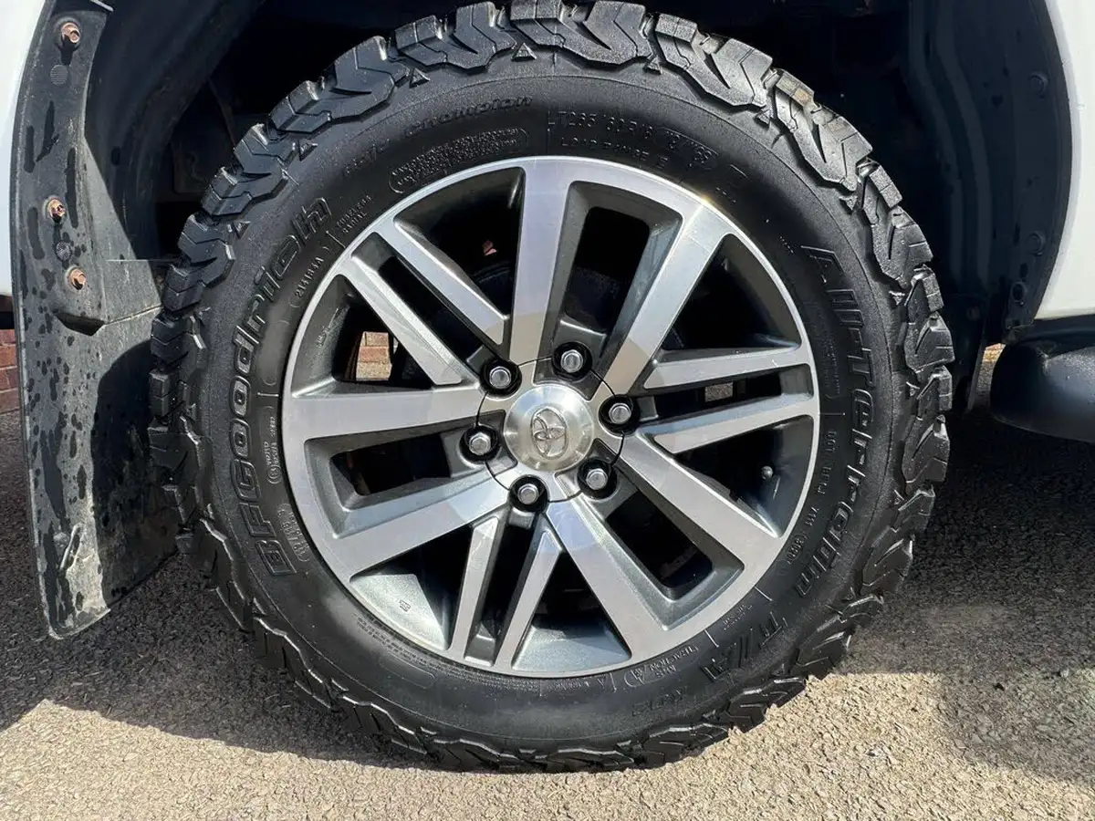 2020-toyota-hi-lux-24d-4d-invincible-150hpeu6dt-e-35t-auto-big-15