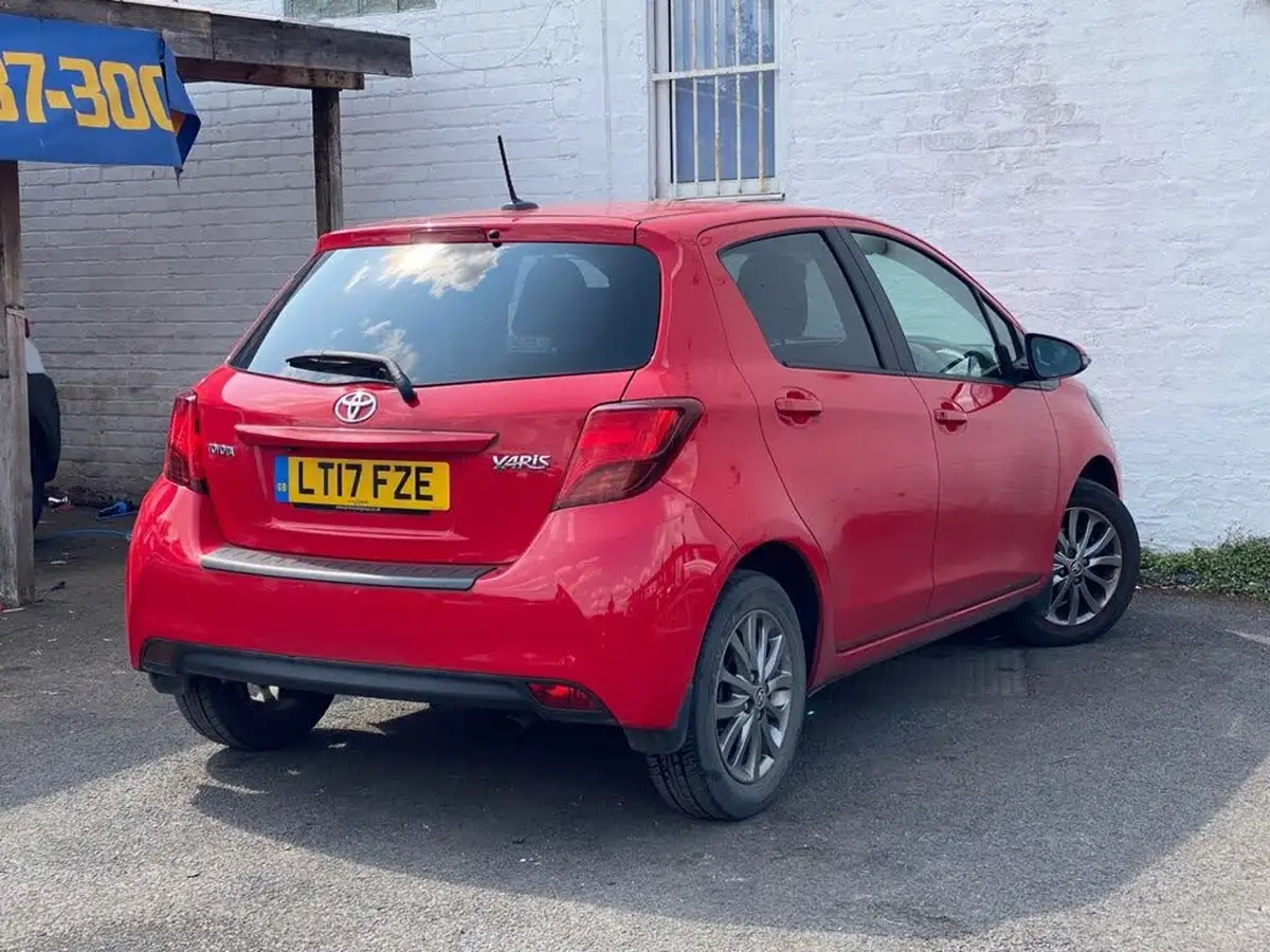 2017-toyota-yaris-133-icon-5d-big-11