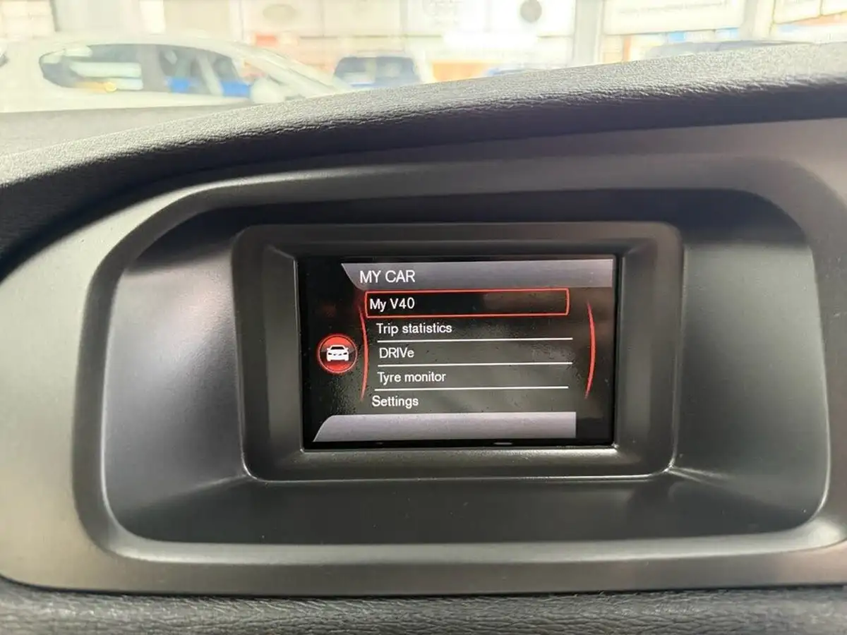 2016-volvo-v40-20-t2-r-design-big-33