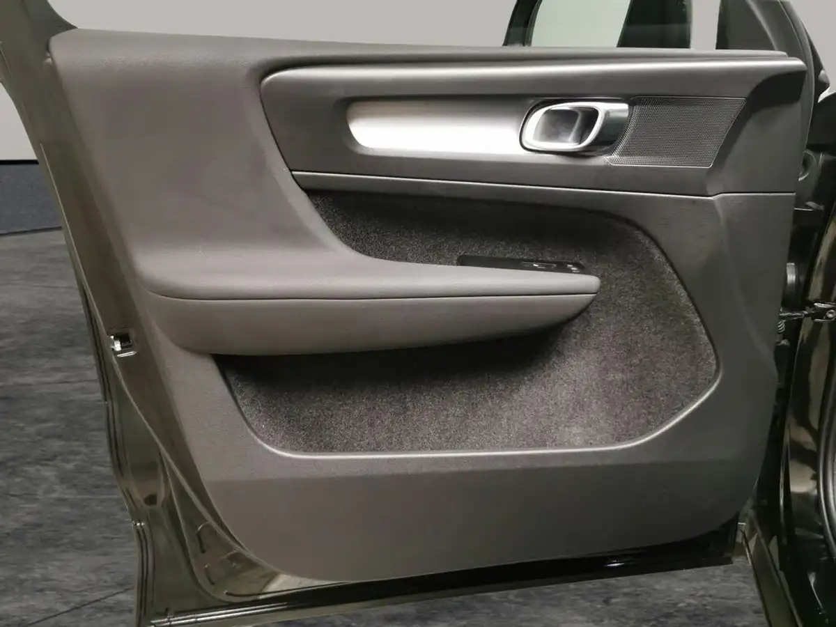 2022-volvo-xc40-15-t3-momentum-auto-big-36