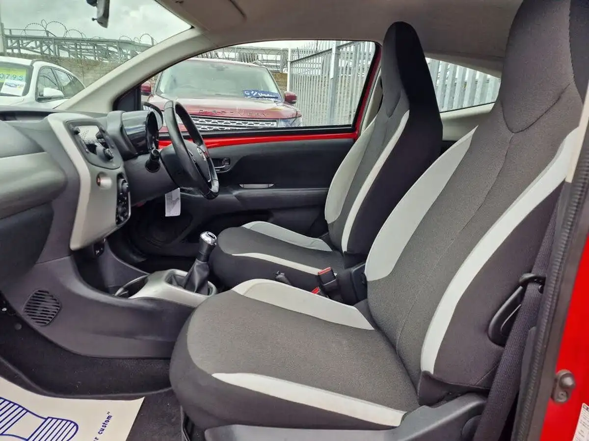 2016-toyota-aygo-10-vvt-i-x-play-68bhp-3d-big-25