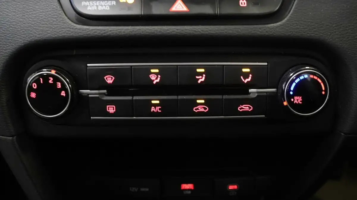 2023-kia-ceed-15-t-gdi-2-158bhp-non-adap-hatchback-big-11