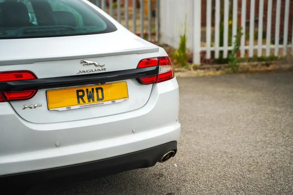 2015-jaguar-xf-22td-r-sport-black-saloon-4d-big-30