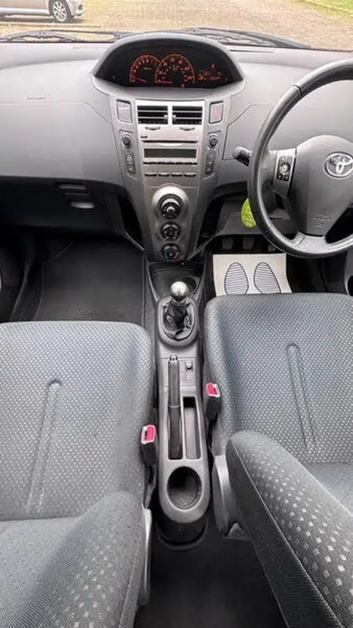 2010-toyota-yaris-10-tr-3d-big-24