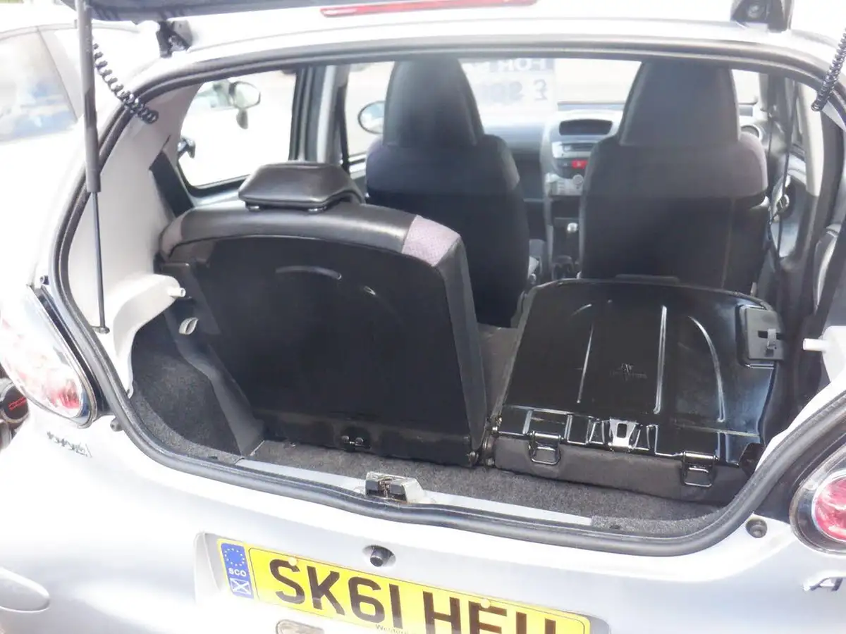 2011-toyota-aygo-10-aygo-ice-5d-big-15